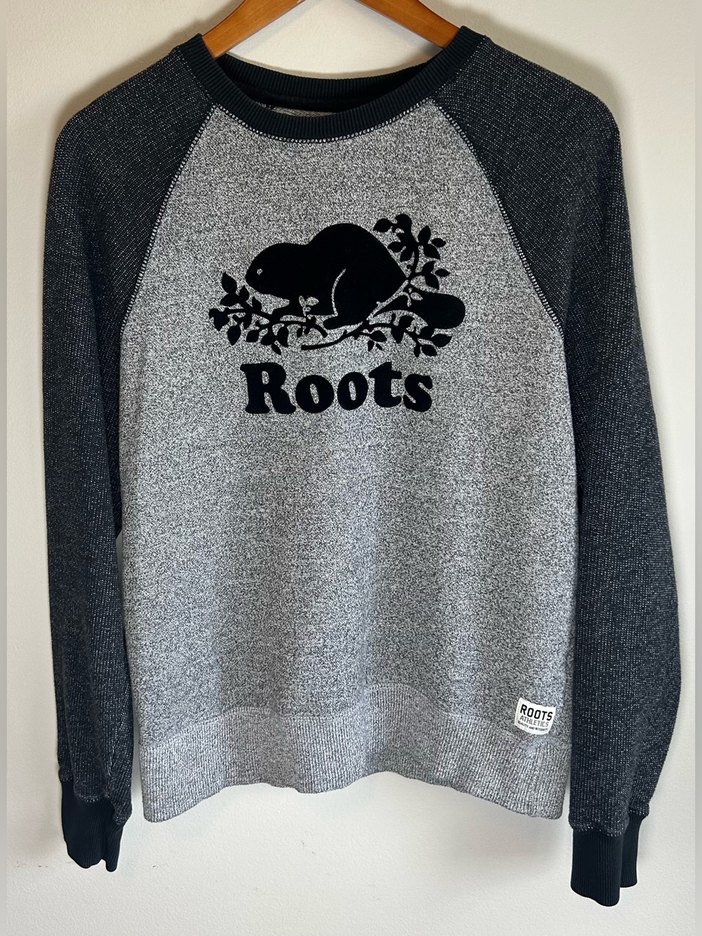 Roots Canada Sweater Women’s Crewneck Size M Gray Black Beaver Logo Like New